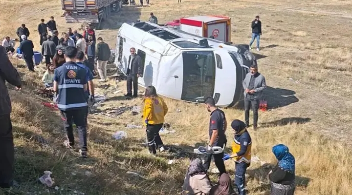 TIR'la yolcu minibüsü çarpıştı; 1'i ağır, 11 yaralı