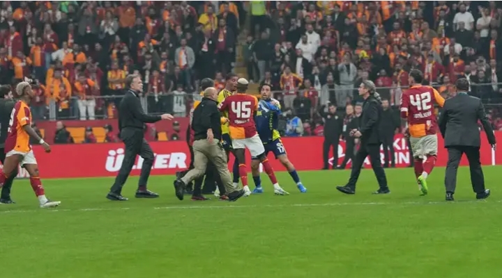 Derbi sonrası saha karıştı, Abdülkerim Bardakcı ile Archie Brown birbirine girdi