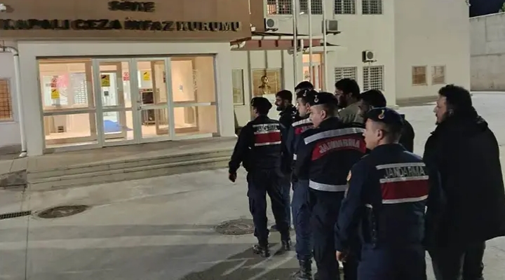 Yolda durdurulan minibüste 20 kaçak göçmen yakalandı