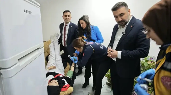 Törende fenalaşan öğrenciye doktor olan milletvekili ile il başkanı müdahale etti