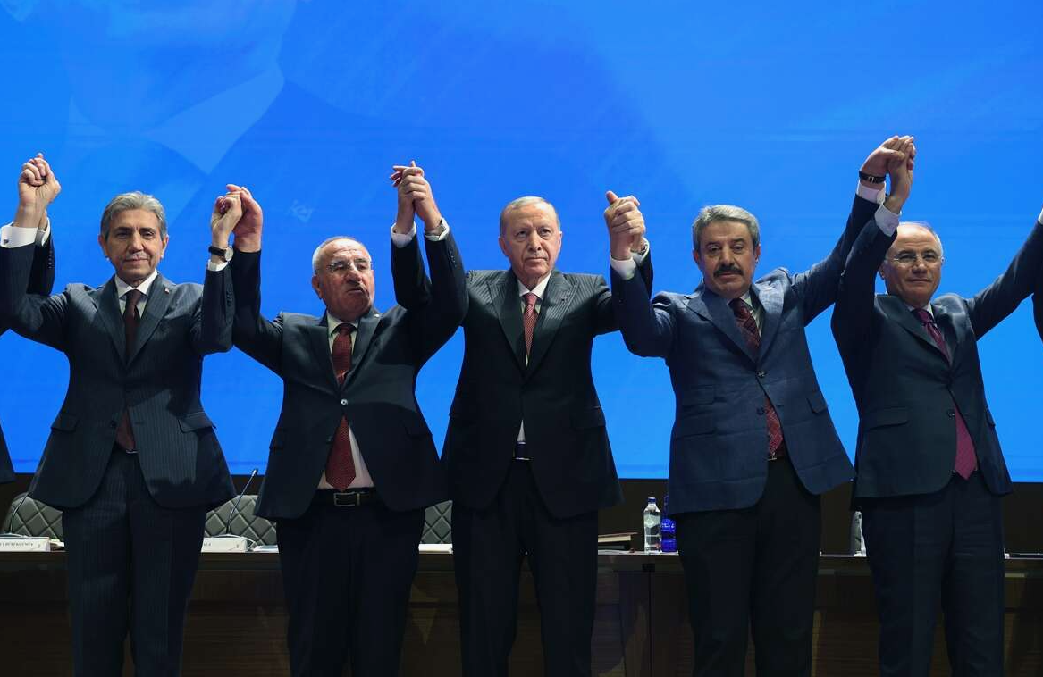 Resmen duyurdu: Bir büyükşehir belediyesi daha AK Parti'ye geçiyor