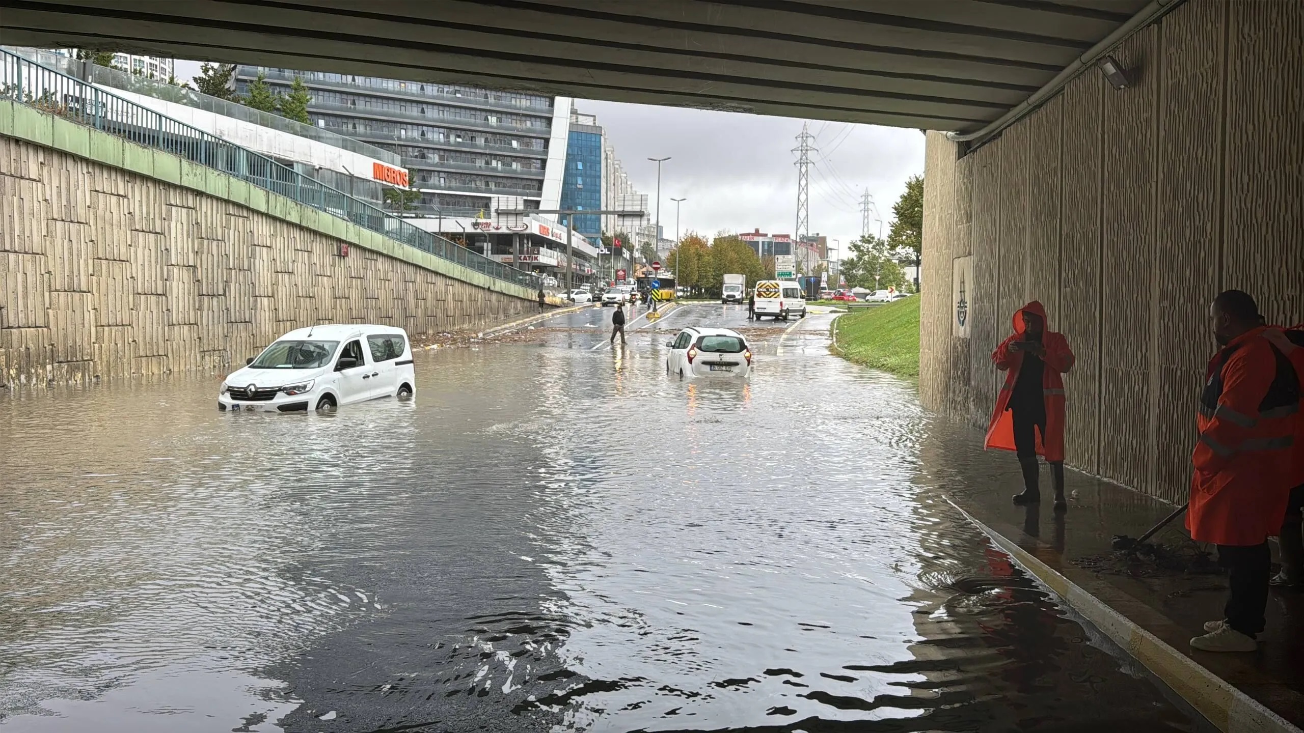 İstanbul'da sağanak hayatı olumsuz etkiledi