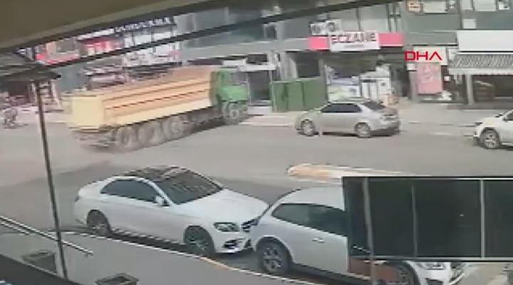 Pendik'te hafriyat kamyonu eczaneye daldı; 7 yaralı