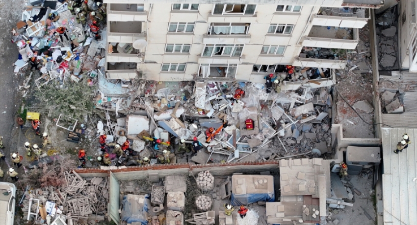 İstanbul'da 7 katlı bina kısmen çöktü