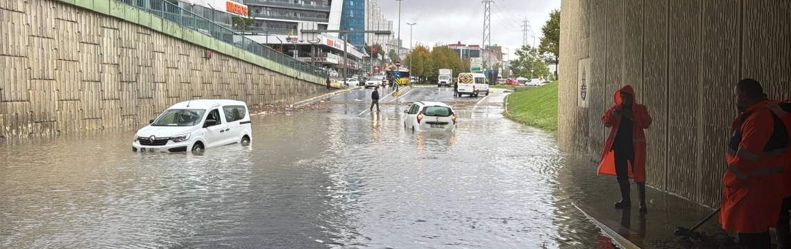 İstanbul'da sağanak hayatı olumsuz etkiledi