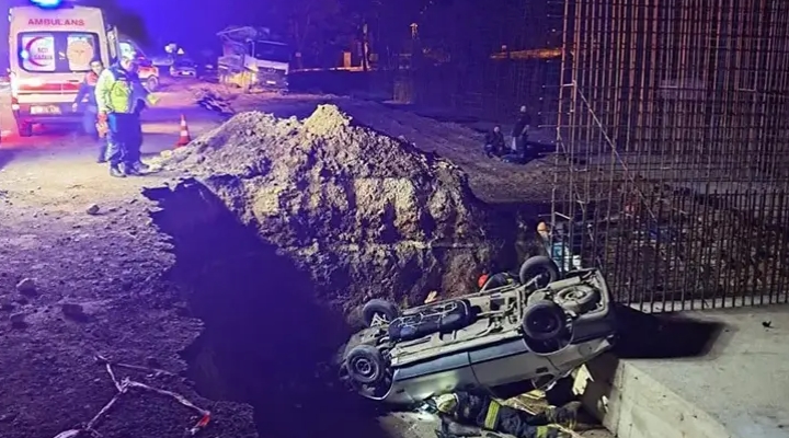 Otomobil, yol yapımı için kazılan çukura düştü; 1 ölü, 5 yaralı