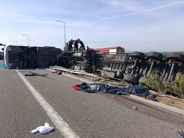 Manisa'da yolcu otobüsü ile çekici çarpıştı: 11 ölü, 27 yaralı