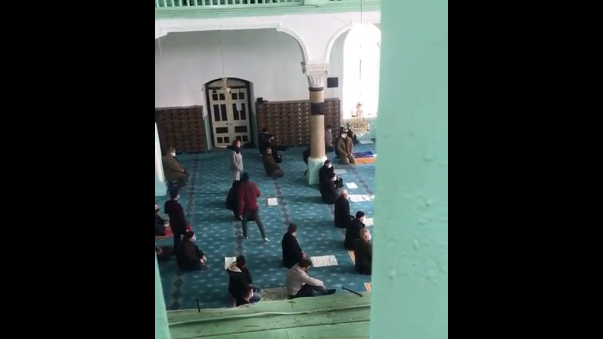 Cuma namazında camiye giren kadından ilginç provokasyon
