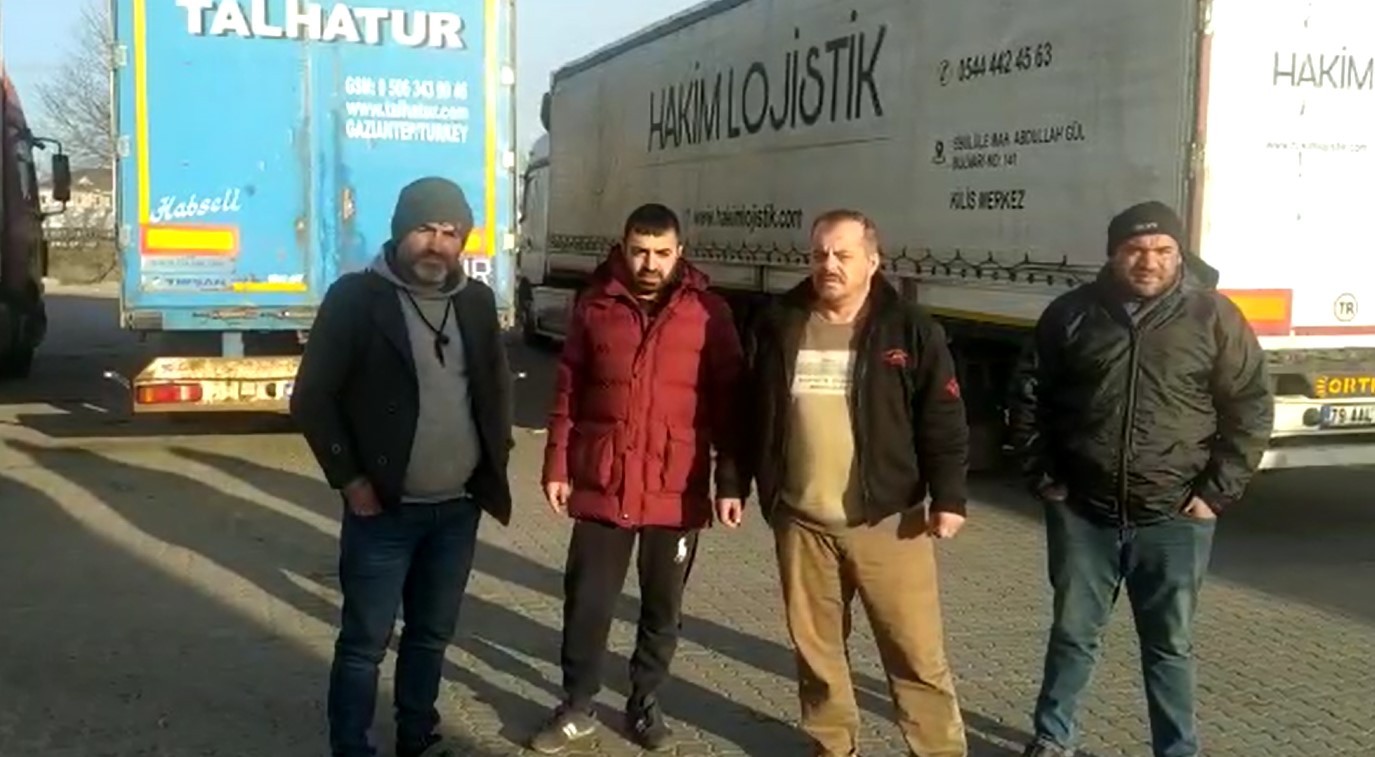 Ukrayna’da onlarca Türk tır şoförü feryat etti: Birbirimizi yiyeceğiz