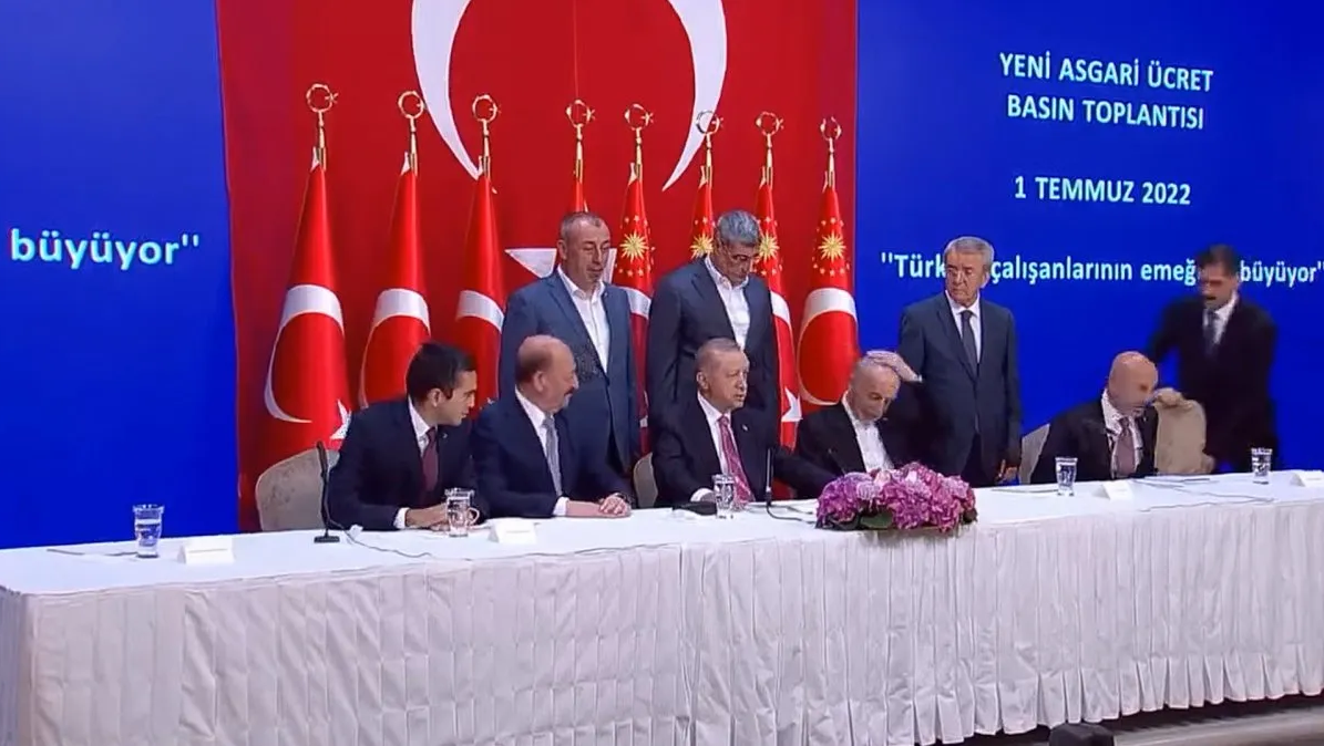 Asgari ücretin açıklandığı toplantıda Erdoğan’la o isim arasında güldüren diyalog! “Senin başında da saç kalmadı ya”